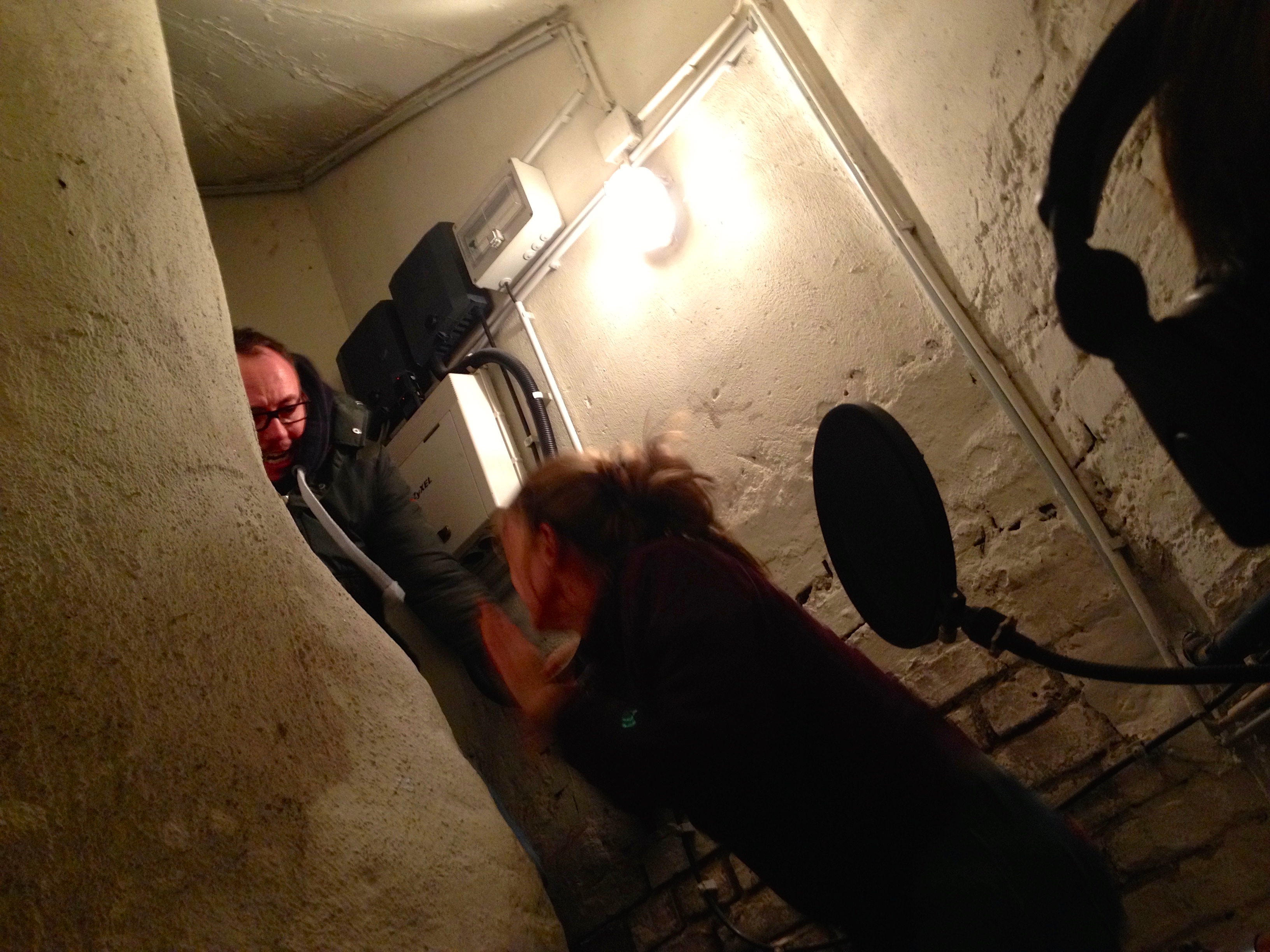Szenenfoto: Micha sperrt seine infizierte Freundin Kerstin in den Keller.